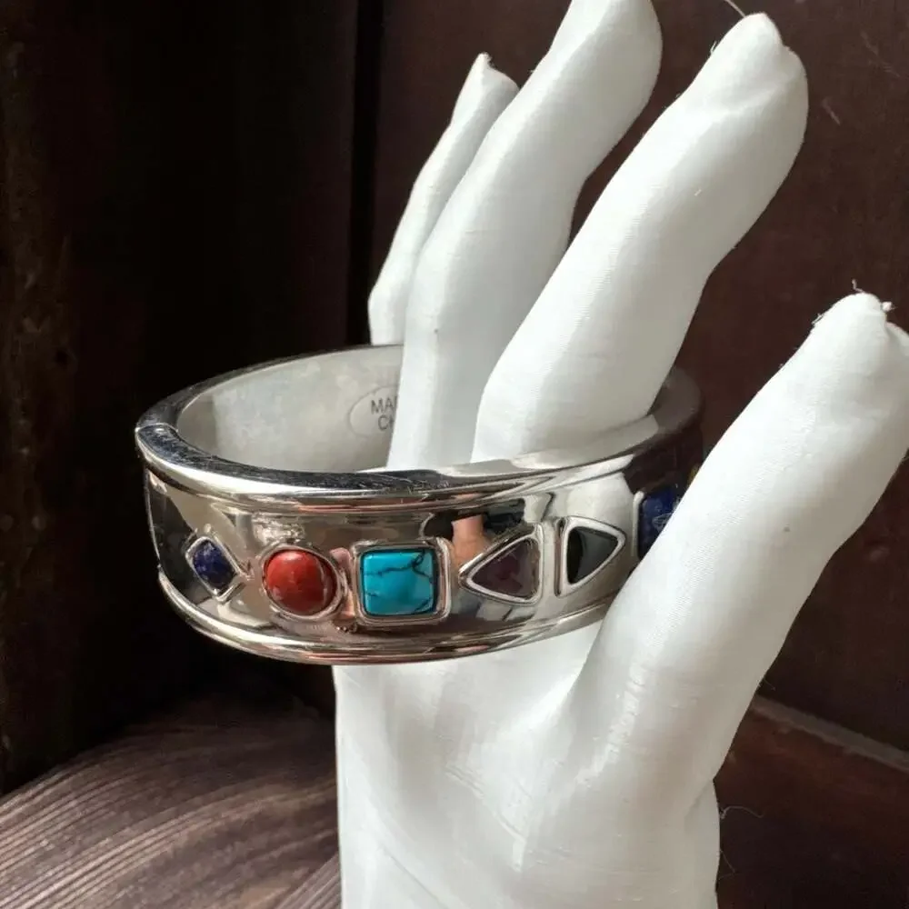 Unbranded hinged cuff